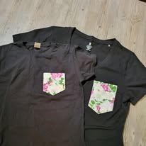 T-shirts noirs avec poches fleuries cousues
